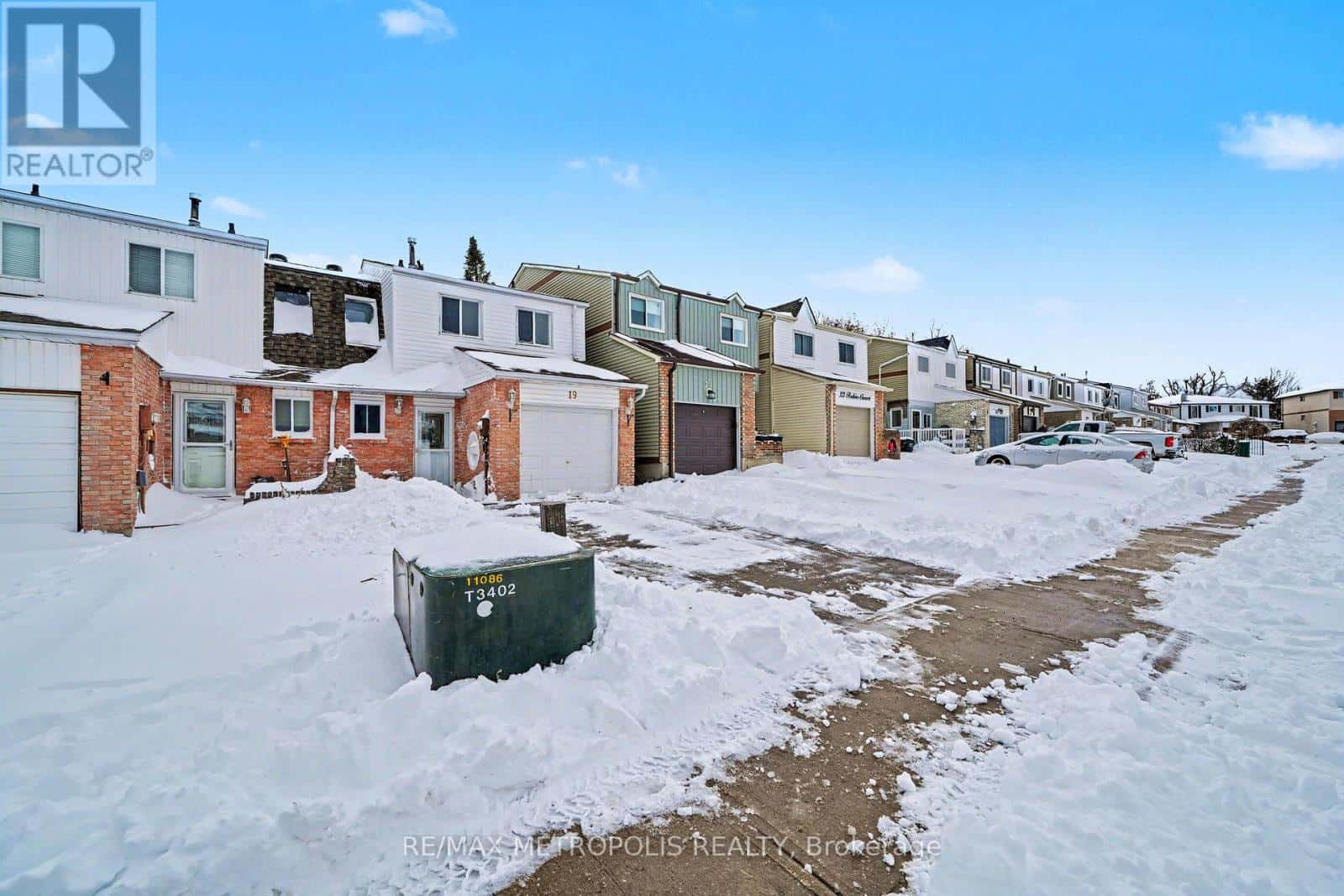 19 ROBIN COURT — Barrie (Cundles East), Ontario - Photo 2 of 28