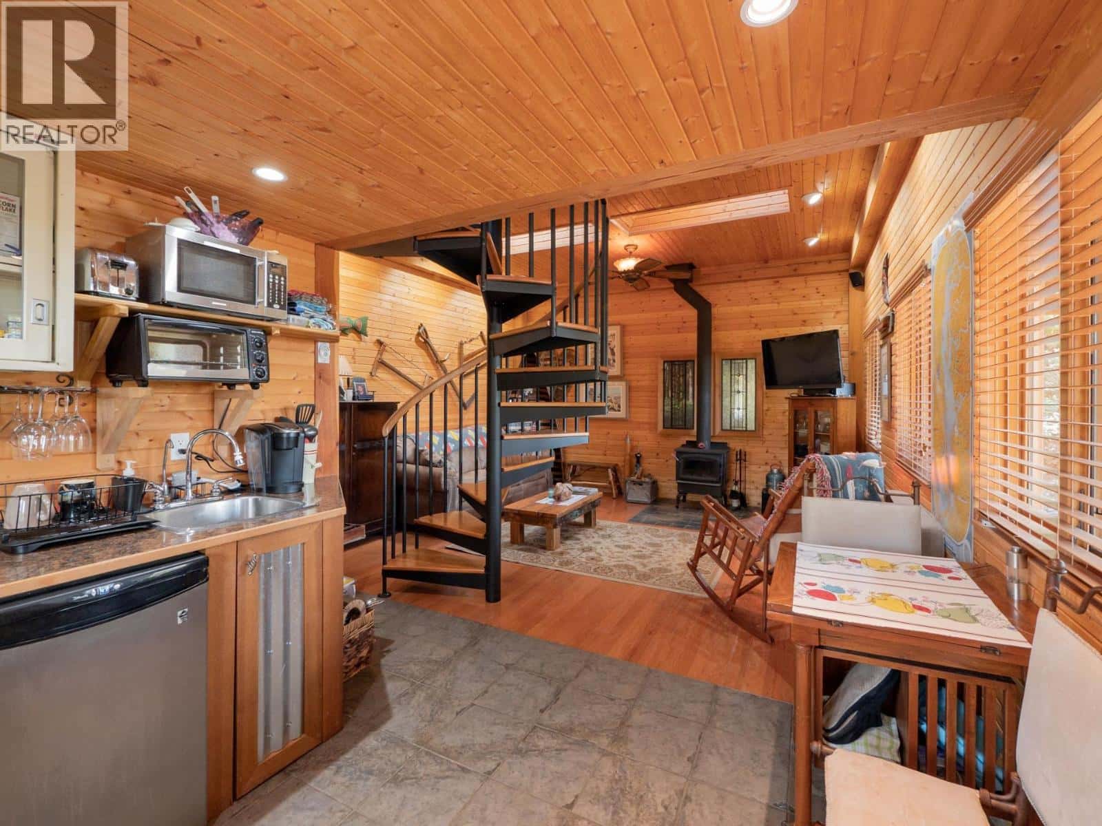 9305 STEPHENS WAY — Halfmoon Bay, British Columbia - Photo 5 of 39