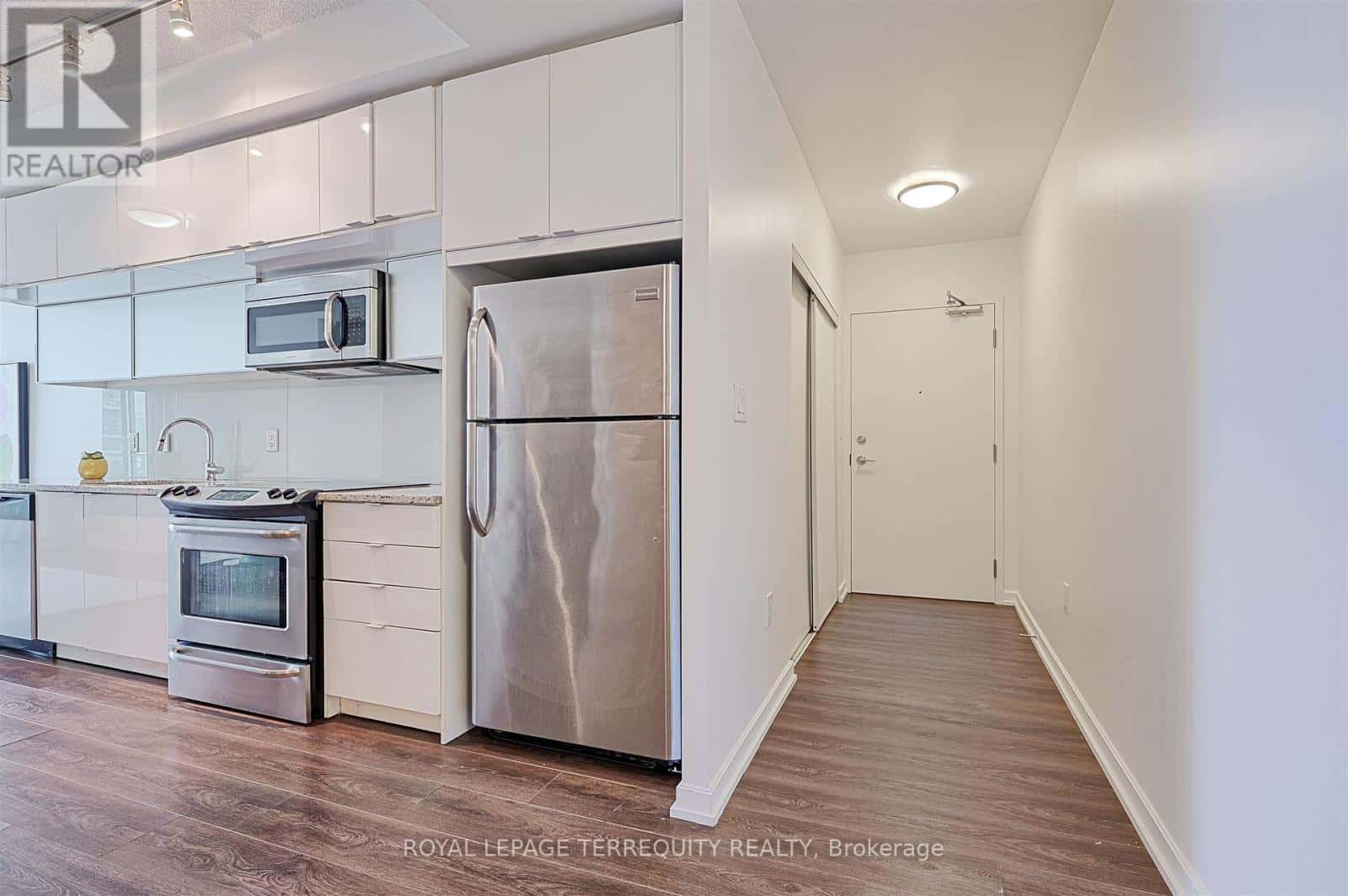 201 - 62 FOREST MANOR ROAD — Toronto (Henry Farm), Ontario - Photo 5 of 26