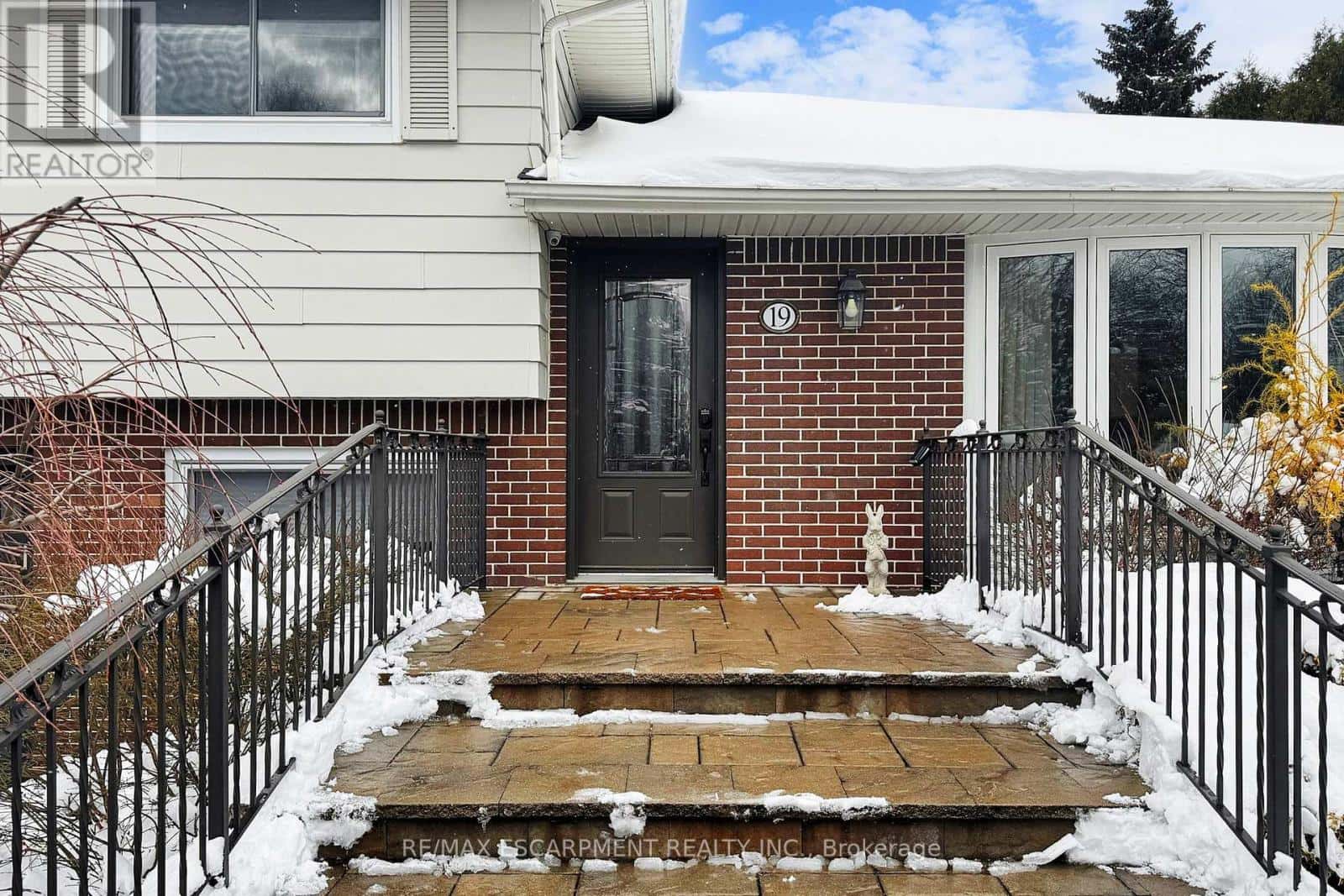 19 DOUGLAS ROAD — Hamilton (Ancaster), Ontario - Photo 3 of 46