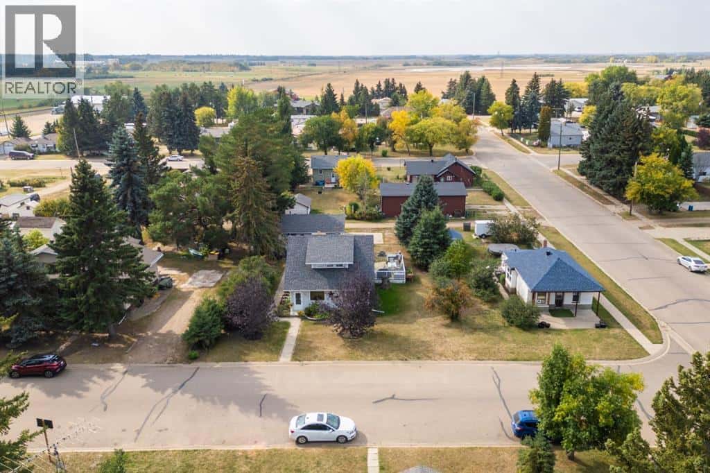 4825 51 St — Sedgewick, Alberta - Photo 2 of 22