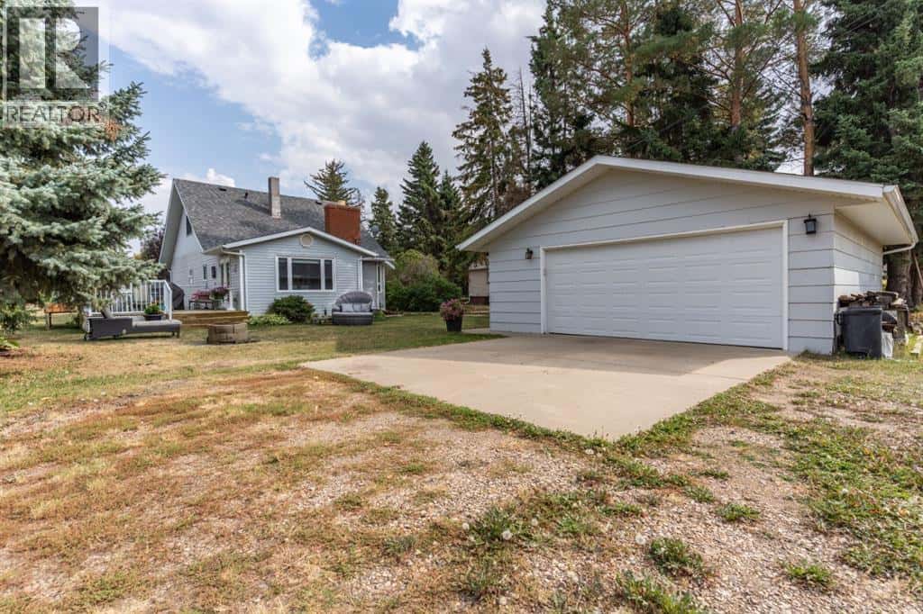 4825 51 St — Sedgewick, Alberta - Photo 4 of 22