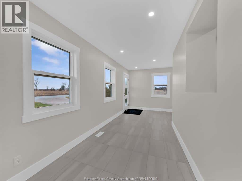 27 Road 7 East — Kingsville, Ontario - Photo 2 of 50