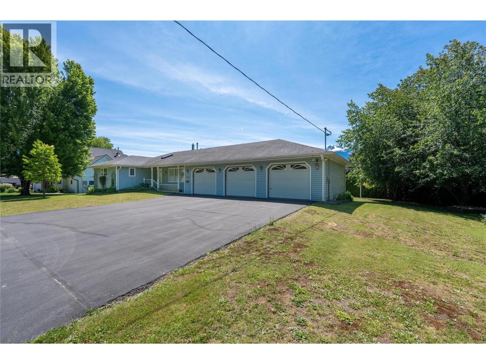 139 Track Street Street E — Revelstoke, British Columbia - Main photo