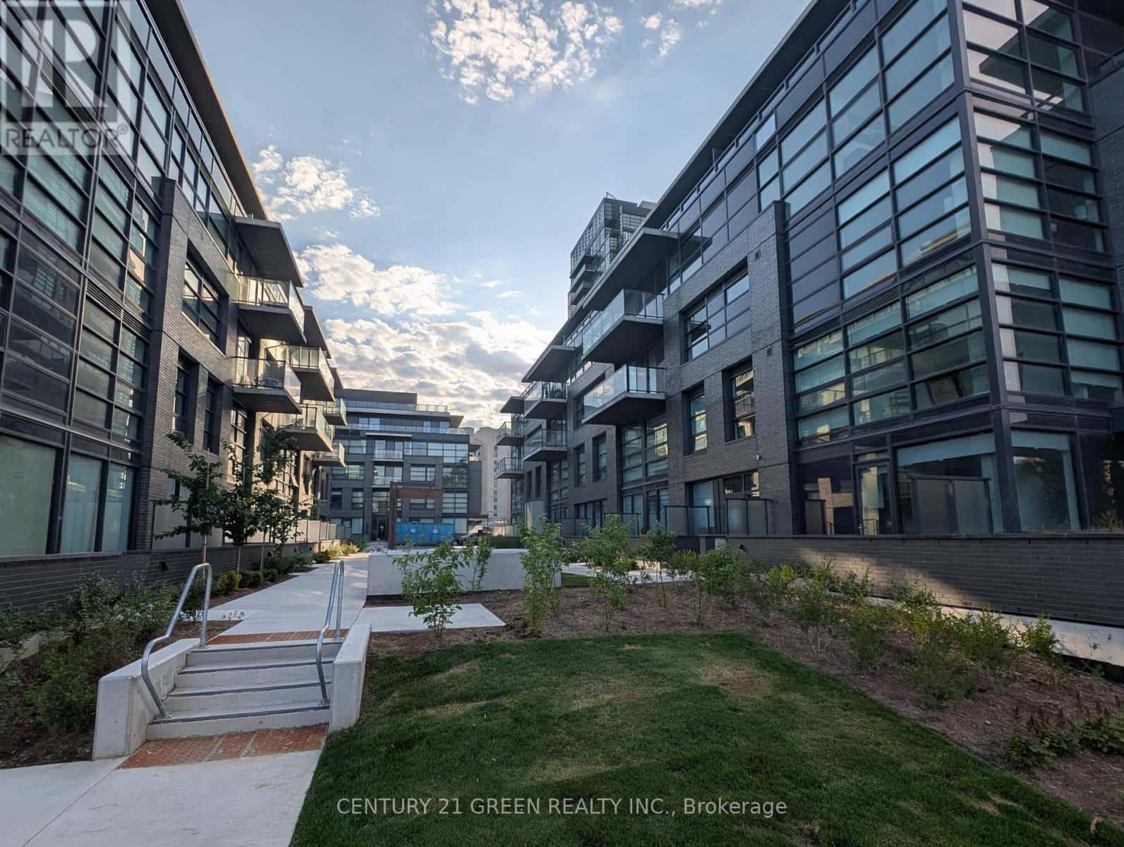 323C - 1612 CHARLES STREET — Whitby (Port Whitby), Ontario - Photo 2 of 33