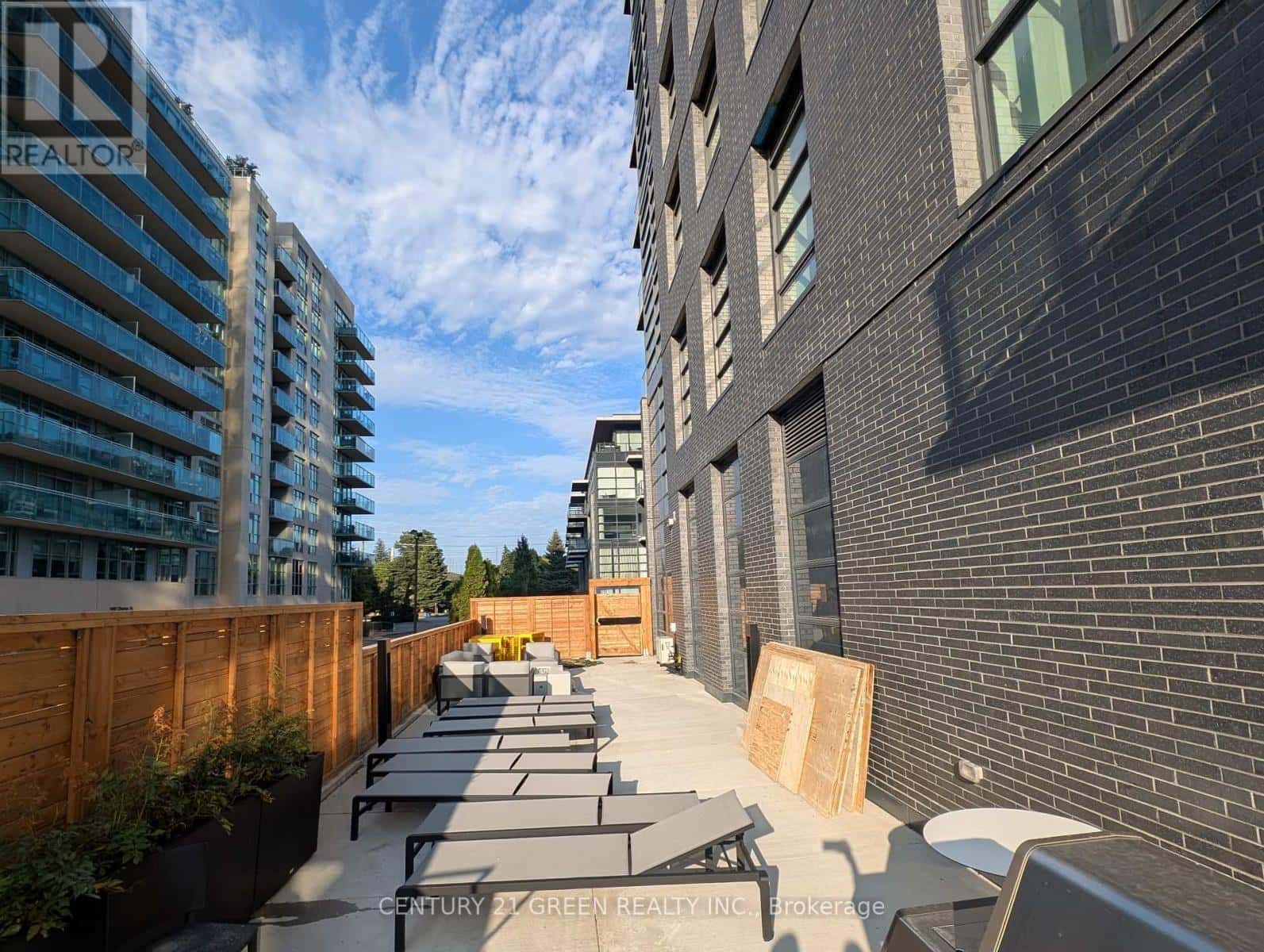 323C - 1612 CHARLES STREET — Whitby (Port Whitby), Ontario - Photo 4 of 33