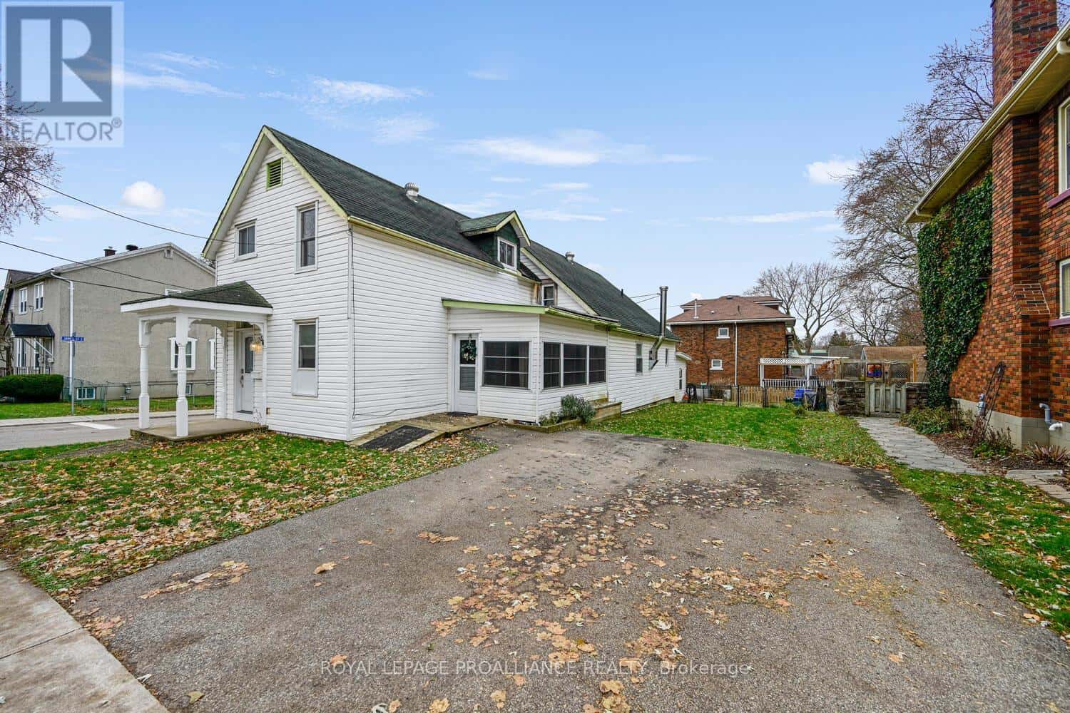 56 NORTH AUGUSTA ROAD — Brockville, Ontario - Photo 2 of 45