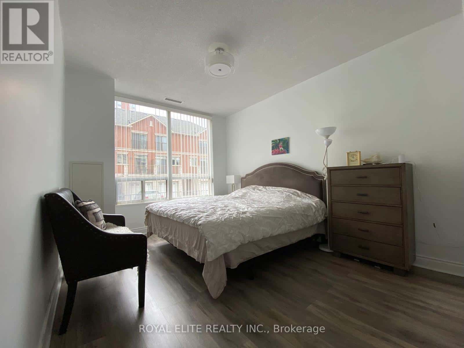 102 - 39 GALLERIA PARKWAY — Markham (Commerce Valley), Ontario - Photo 2 of 8