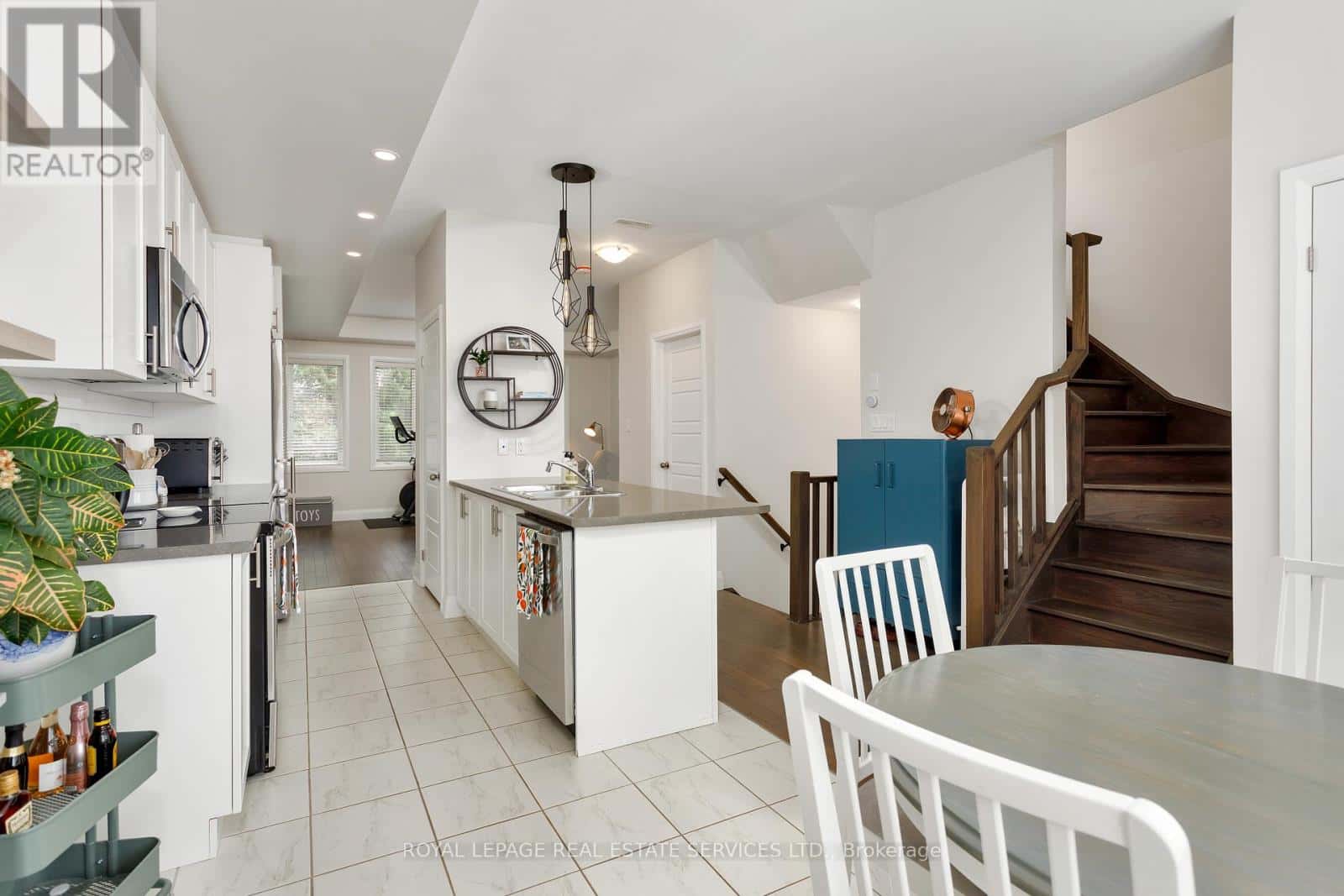 22 - 405 PLAINS ROAD E — Burlington (LaSalle), Ontario - Photo 4 of 37