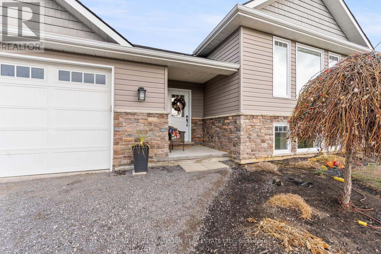 20846 LOYALIST PARKWAY — Prince Edward County (Ameliasburg Ward), Ontario - Photo 4 of 47