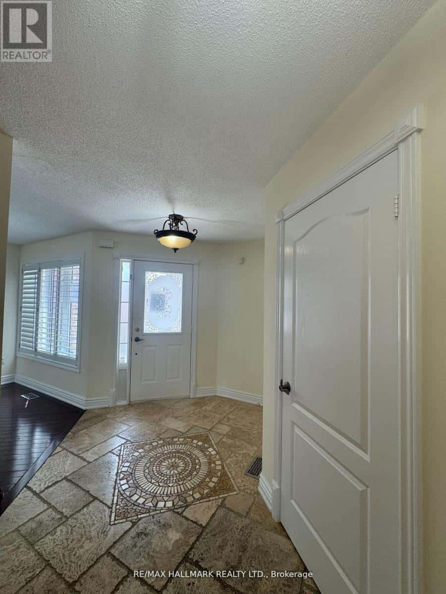 203 LANDSBRIDGE STREET — Caledon (Bolton East), Ontario - Photo 2 of 36