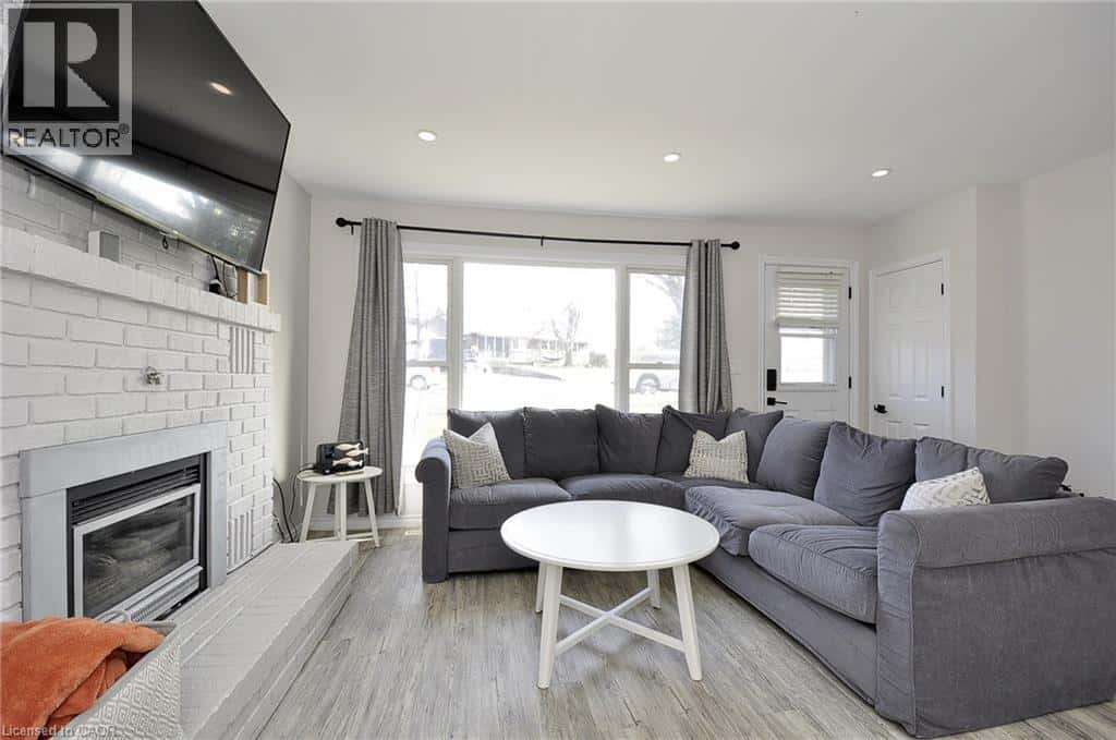 144 JACOBSON Avenue — St. Catharines, Ontario - Photo 5 of 26