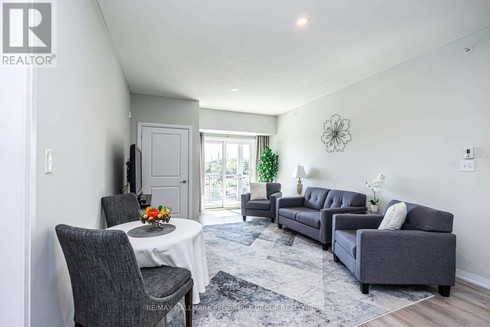 404 - 295 CUNDLES ROAD E — Barrie (Little Lake), Ontario - Photo 2 of 15