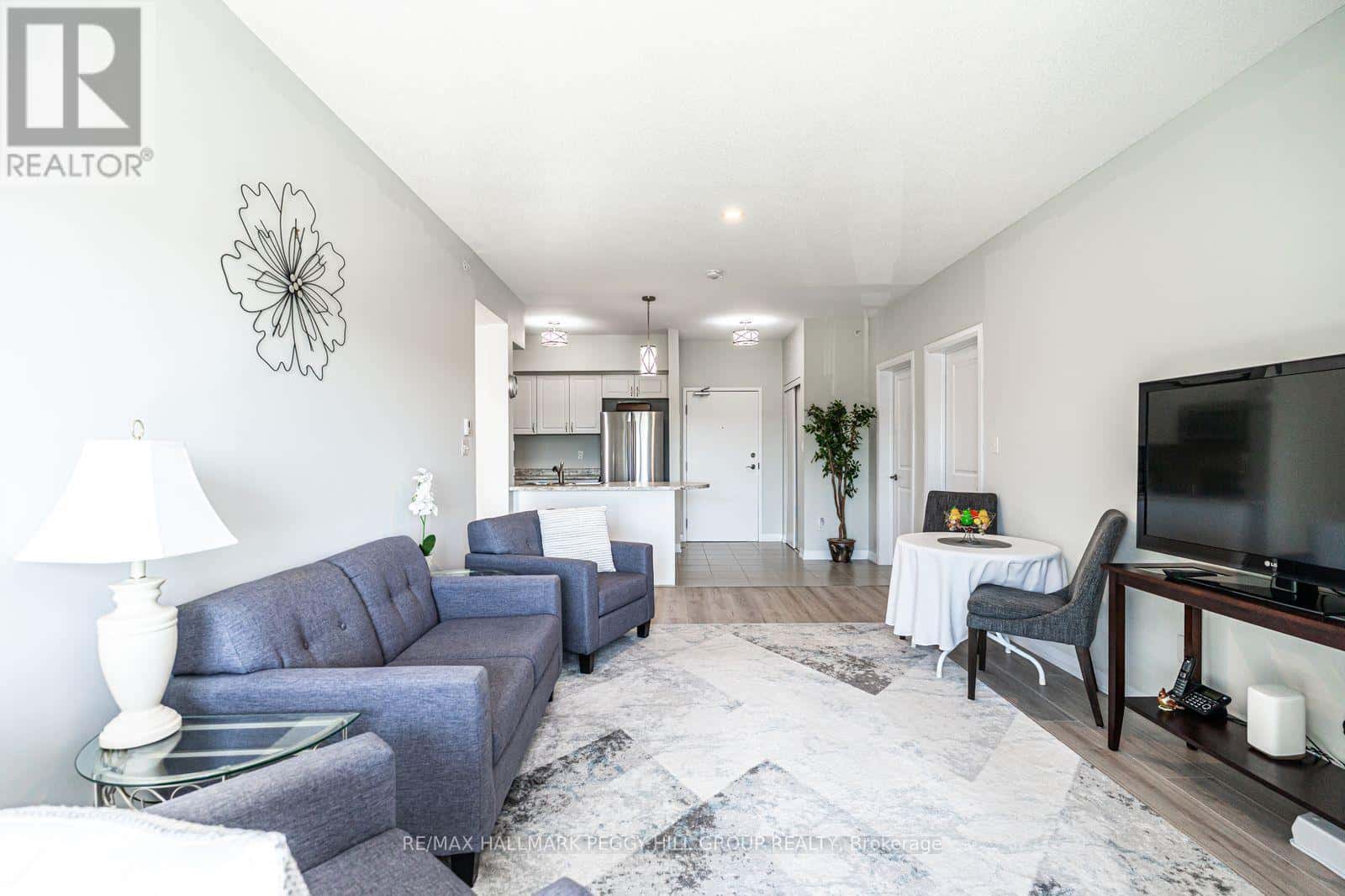 404 - 295 CUNDLES ROAD E — Barrie (Little Lake), Ontario - Photo 3 of 15