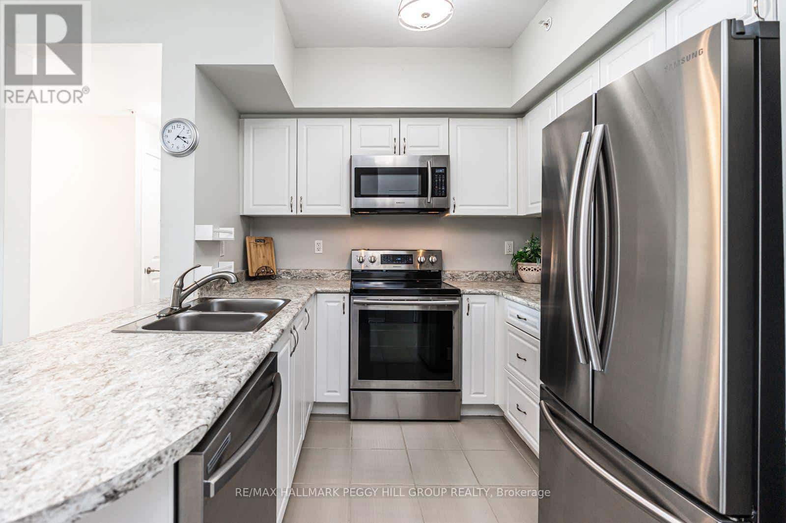 404 - 295 CUNDLES ROAD E — Barrie (Little Lake), Ontario - Photo 5 of 15