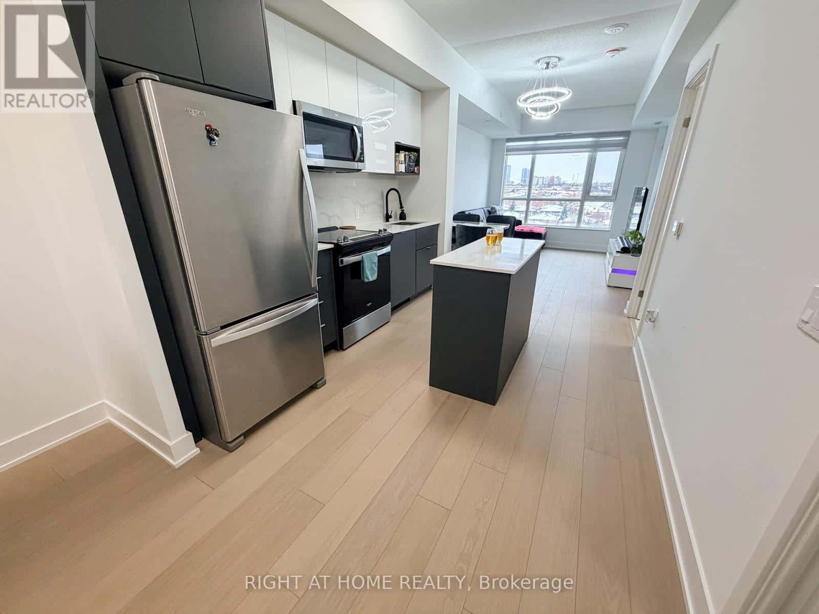 807 - 202 BURNHAMTHORPE ROAD E — Mississauga (Mississauga Valleys), Ontario - Photo 2 of 18