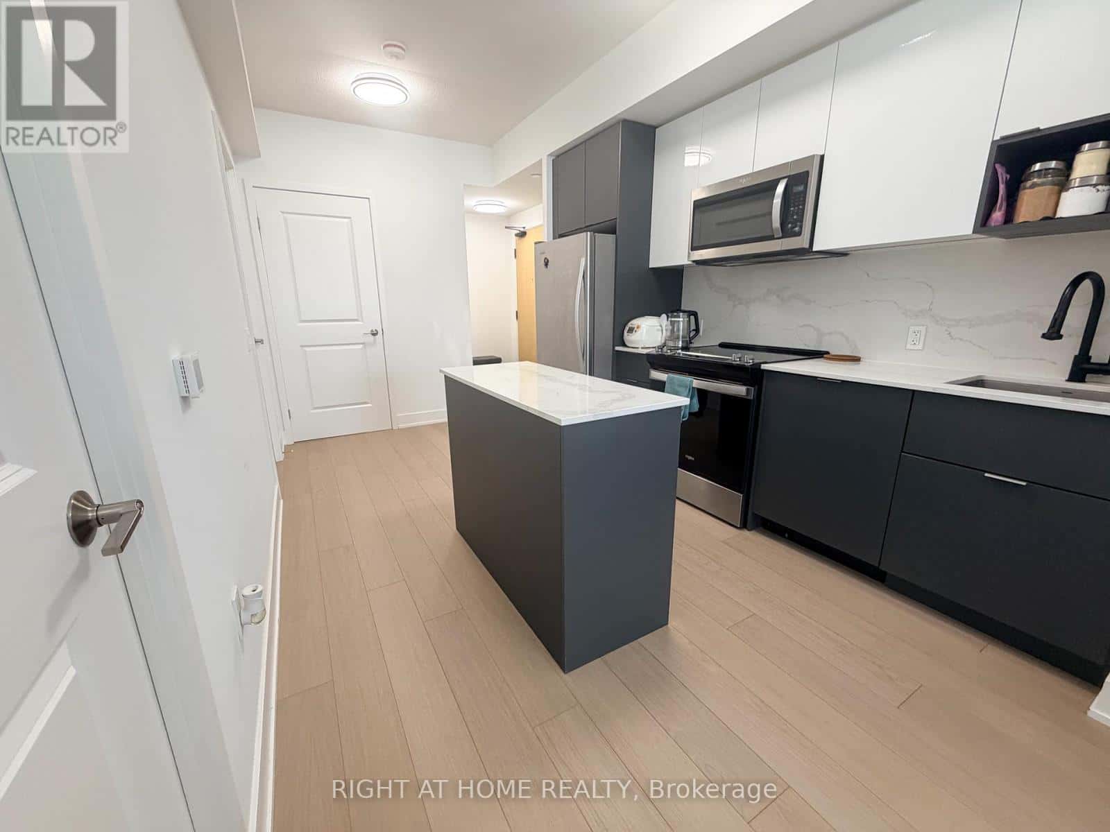 807 - 202 BURNHAMTHORPE ROAD E — Mississauga (Mississauga Valleys), Ontario - Photo 3 of 18