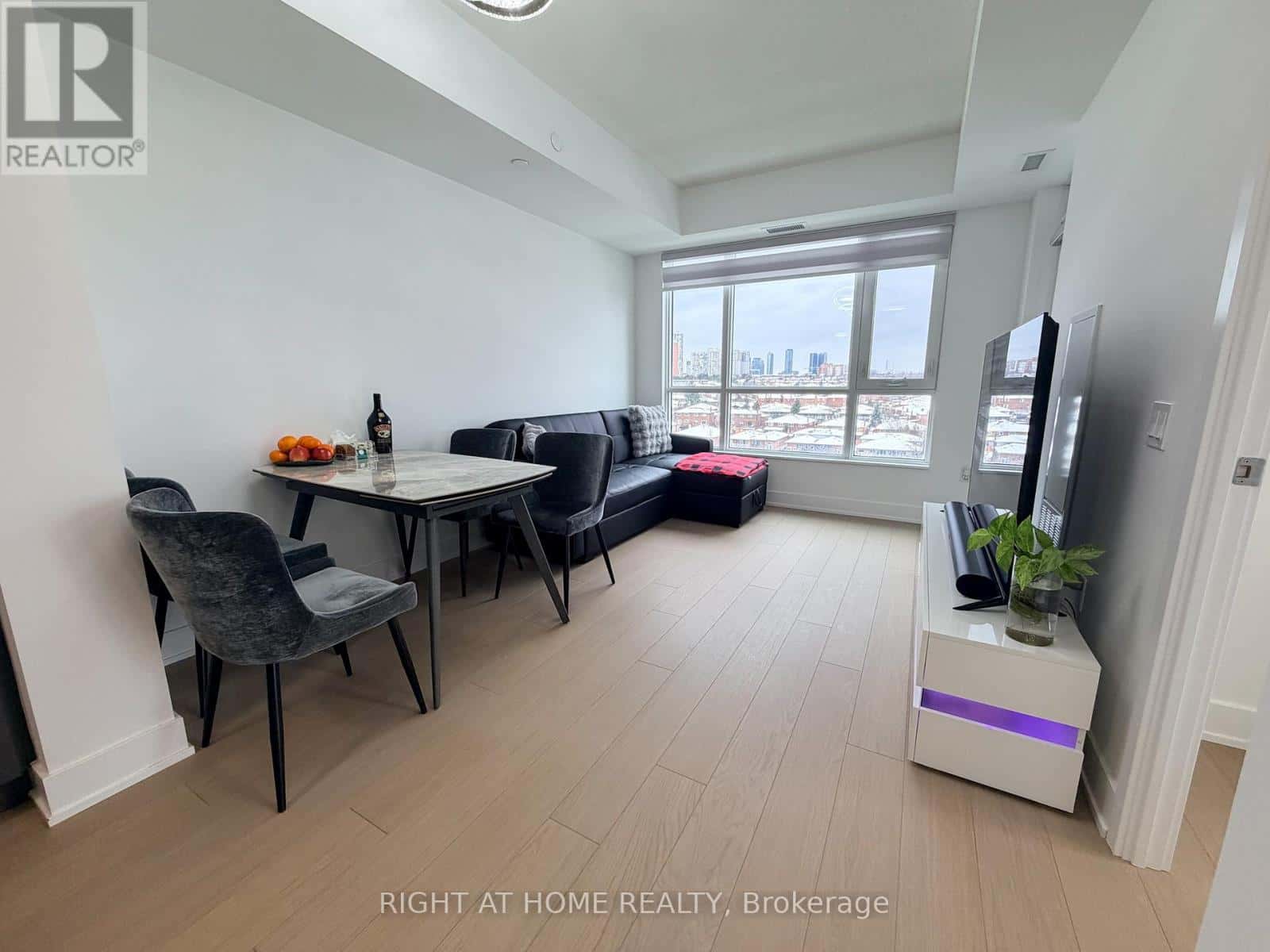 807 - 202 BURNHAMTHORPE ROAD E — Mississauga (Mississauga Valleys), Ontario - Photo 4 of 18