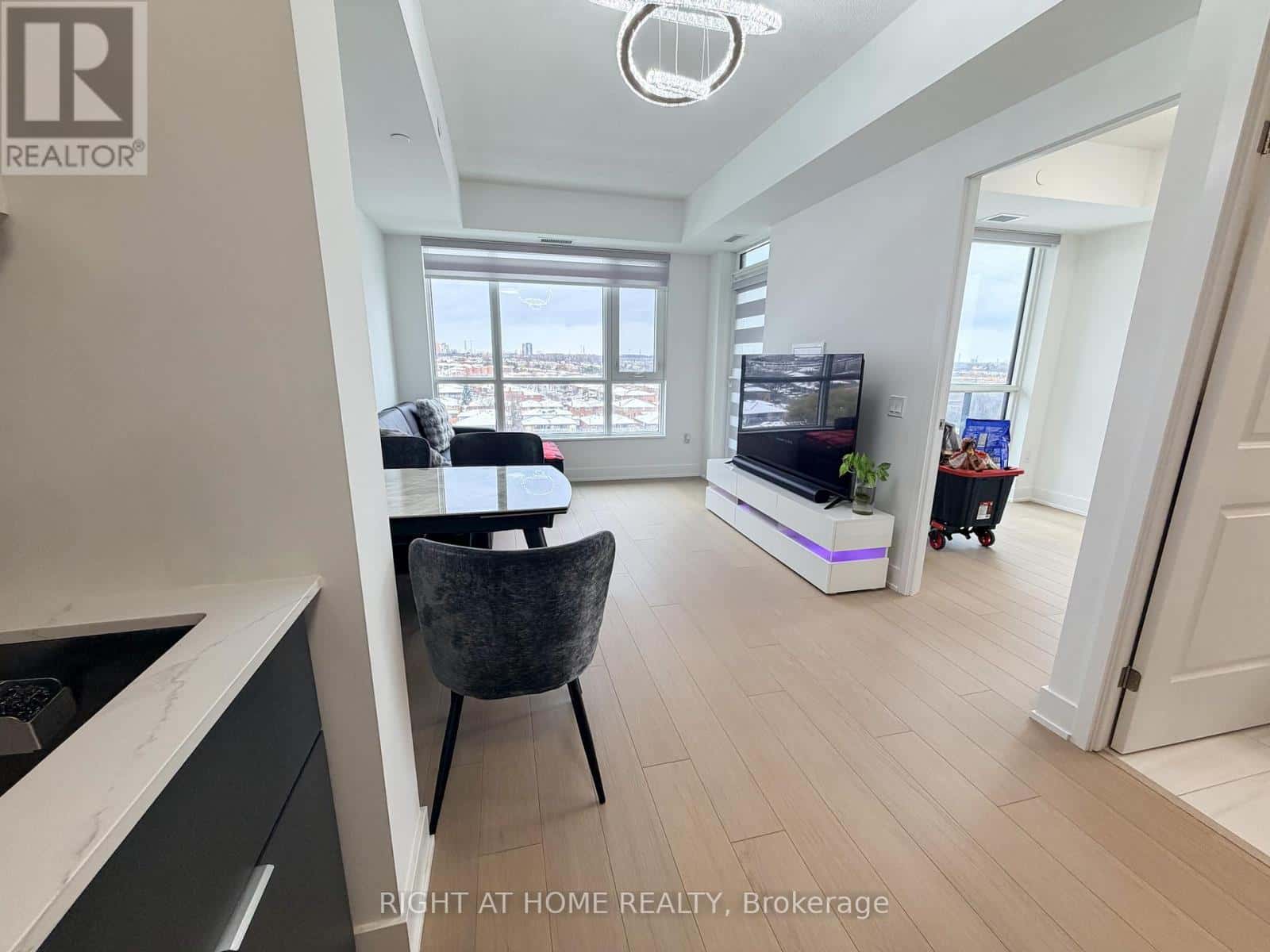 807 - 202 BURNHAMTHORPE ROAD E — Mississauga (Mississauga Valleys), Ontario - Photo 5 of 18