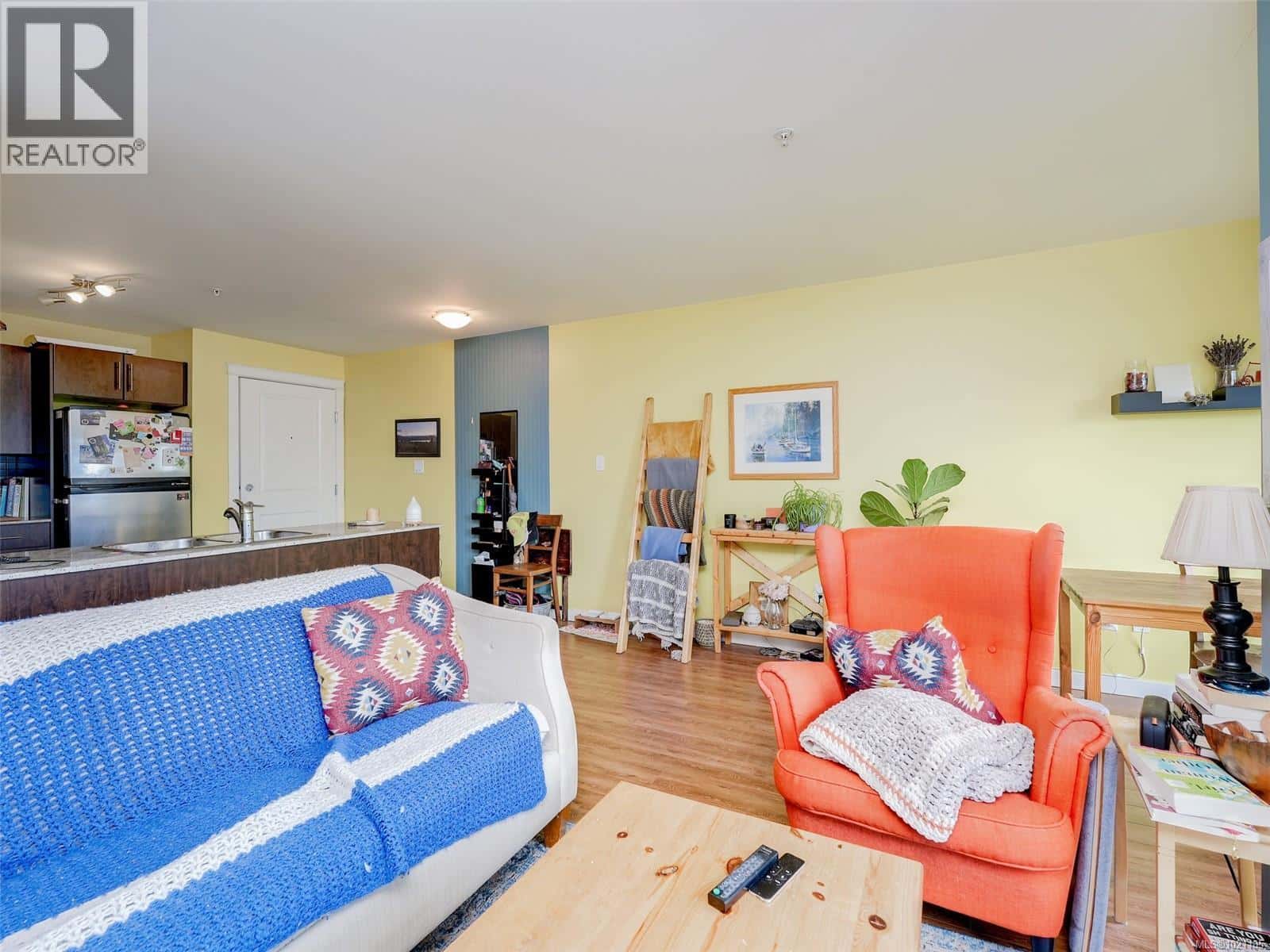 409 1405 Esquimalt St — Esquimalt, British Columbia - Photo 4 of 25