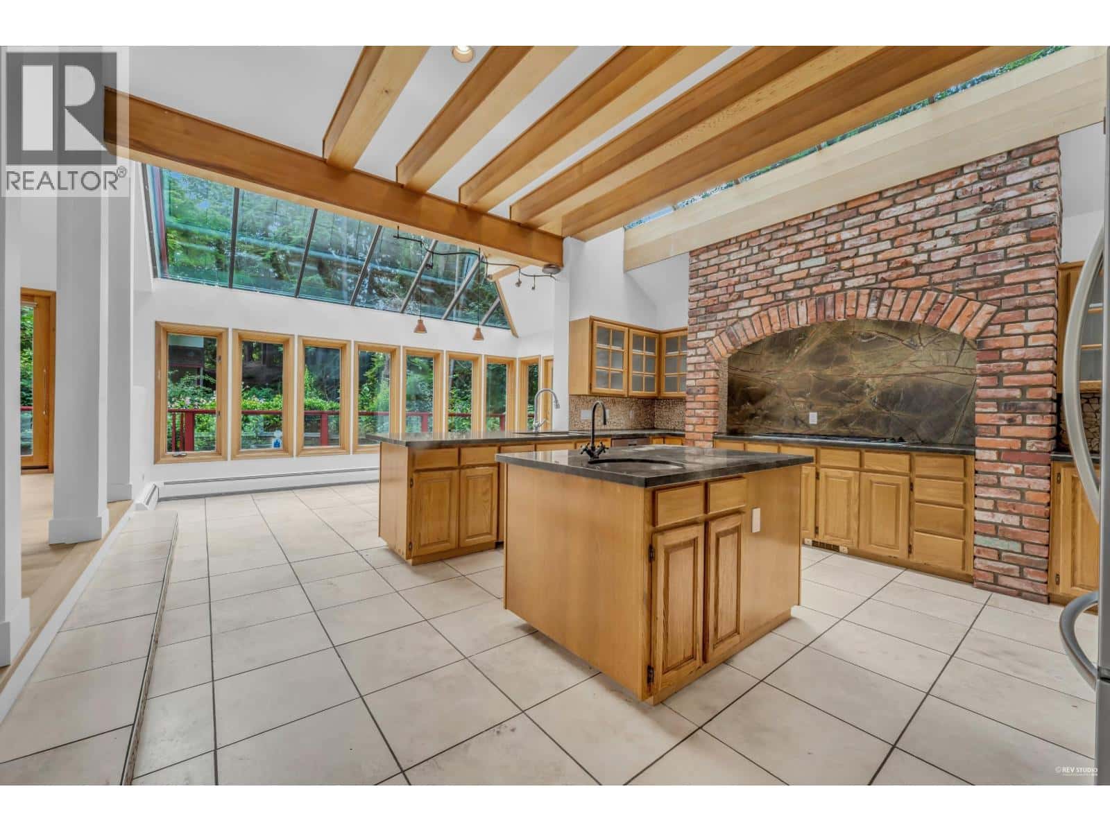 2901 ALLAN ROAD — North Vancouver, British Columbia - Photo 3 of 40