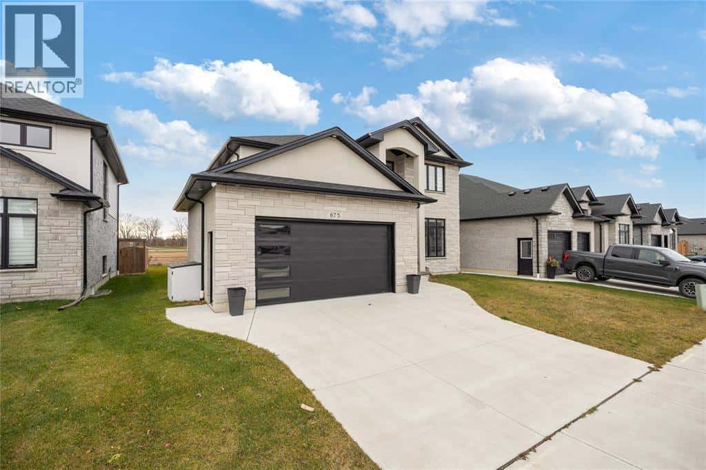 875 MAGNOLIA LANE — Sarnia, Ontario - Photo 2 of 39