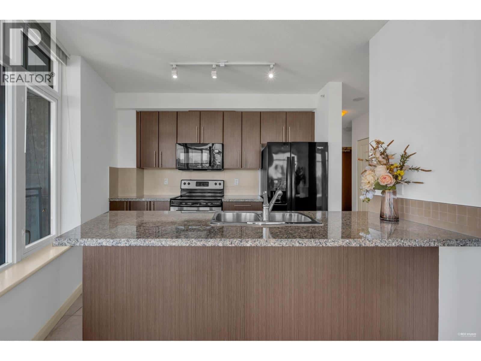 2706 898 CARNARVON STREET — New Westminster, British Columbia - Photo 3 of 31