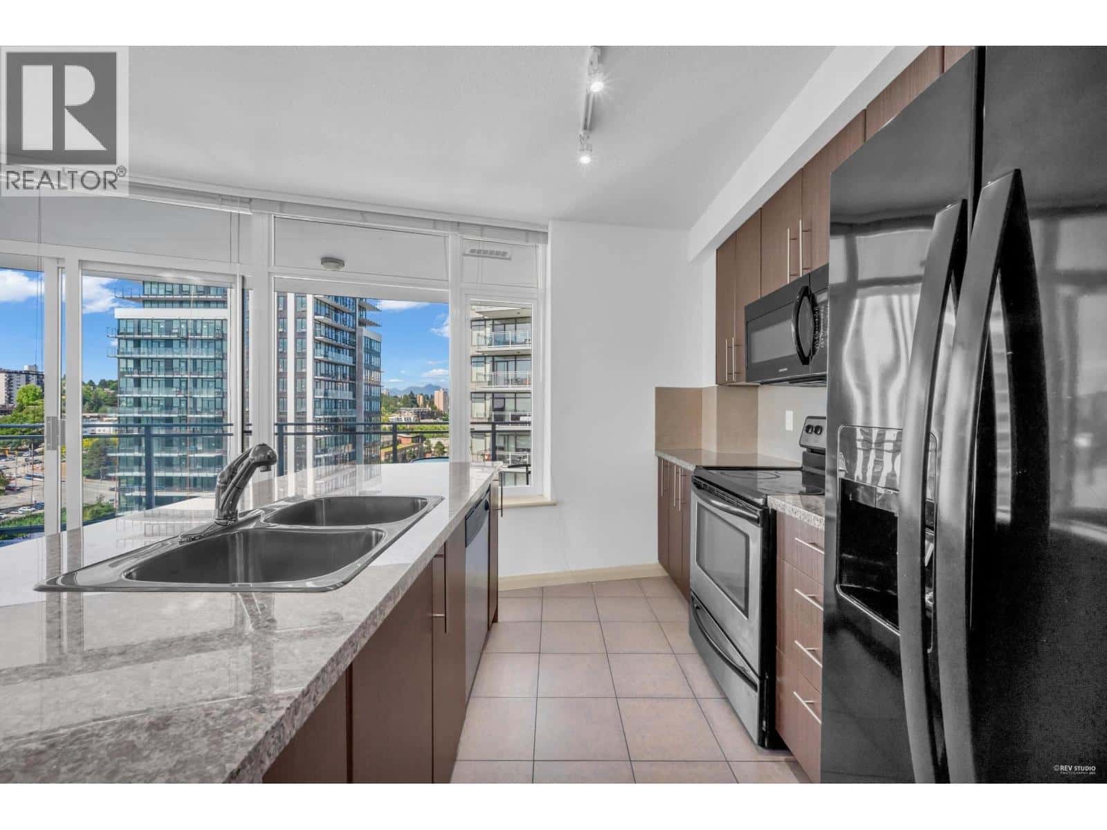 2706 898 CARNARVON STREET — New Westminster, British Columbia - Photo 4 of 31