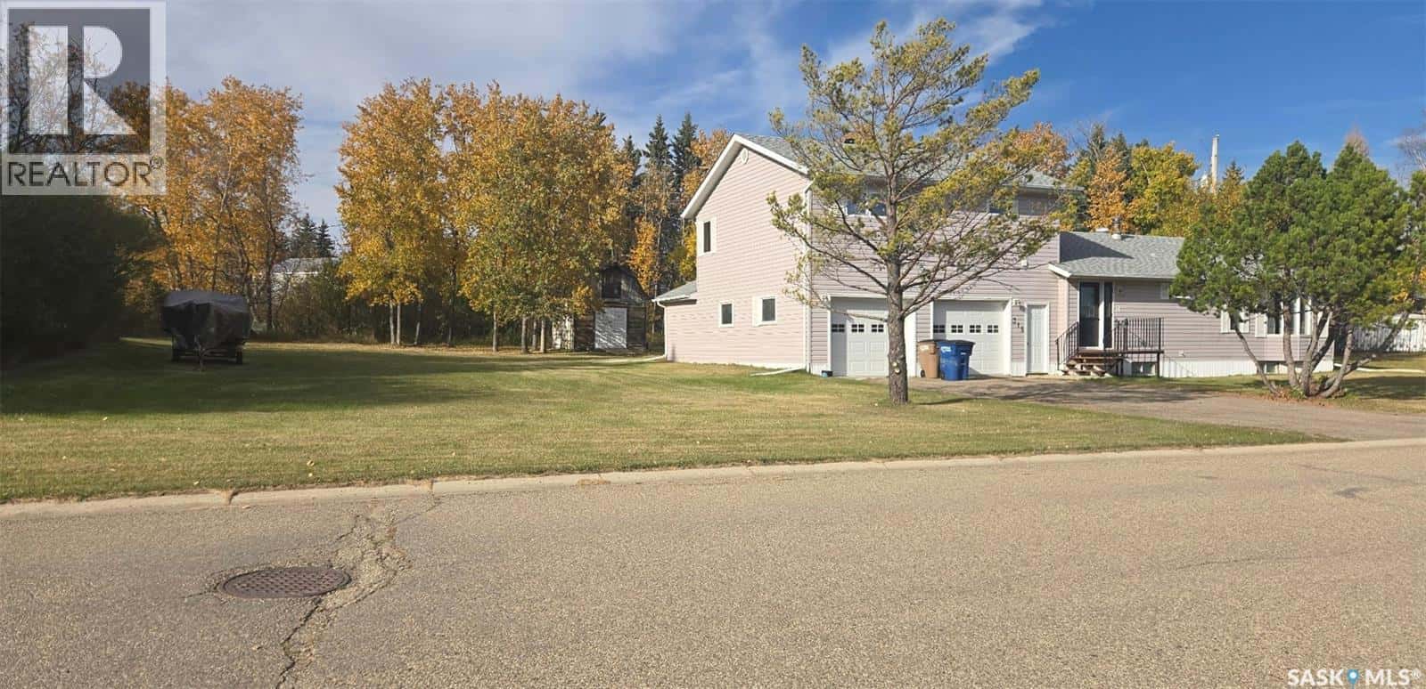 315 Hillside DRIVE — Kelvington, Saskatchewan - Photo 3 of 49