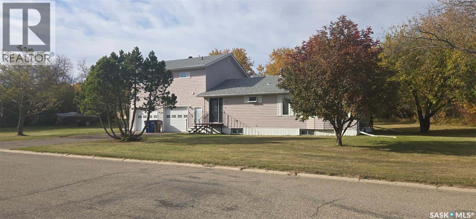 315 Hillside DRIVE — Kelvington, Saskatchewan - Photo 2 of 49