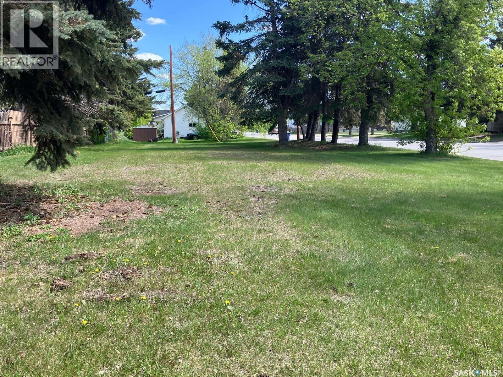 911 7th STREET W — Nipawin, Saskatchewan - Photo 3 of 4