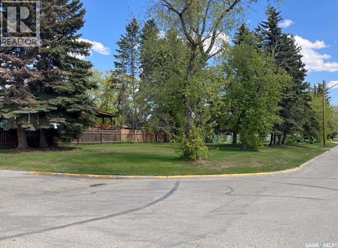 911 7th STREET W — Nipawin, Saskatchewan - Photo 4 of 4