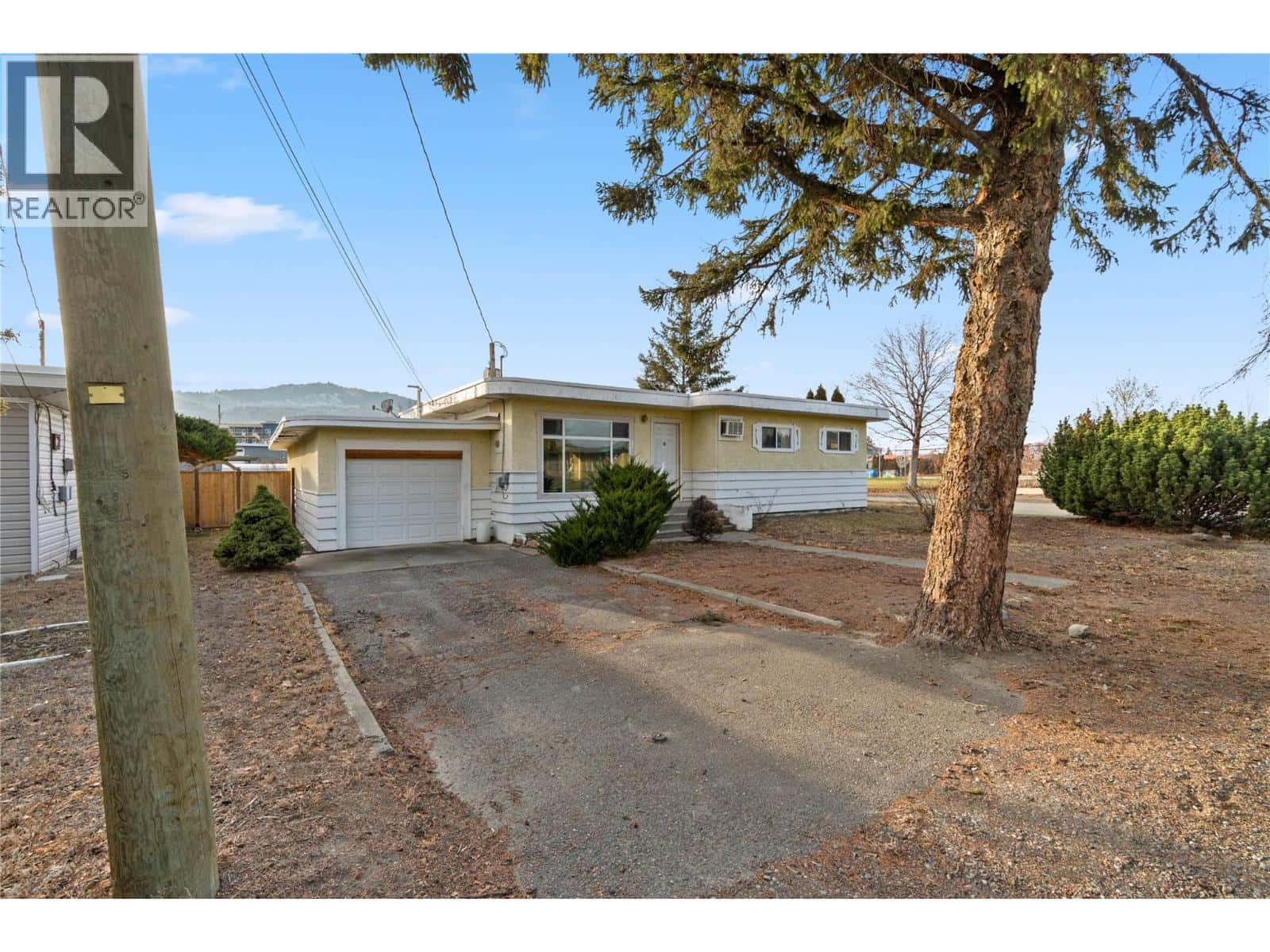 417 Mulberry Avenue — Kamloops, British Columbia - Photo 3 of 28