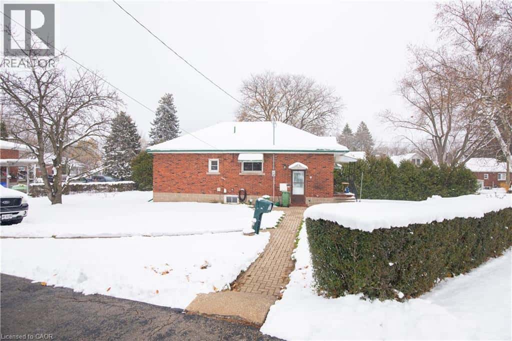 90 OSLER Drive — Dundas, Ontario - Photo 4 of 36