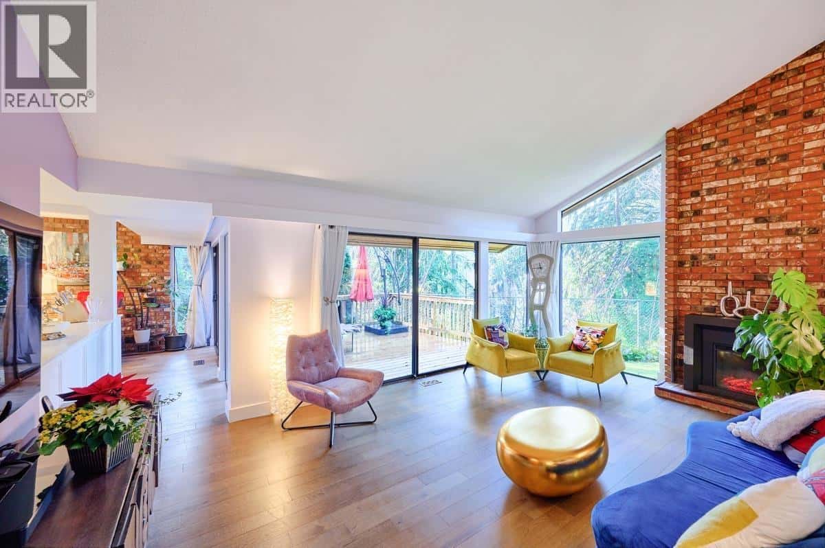 2873 CAPILANO ROAD — North Vancouver, British Columbia - Photo 2 of 34