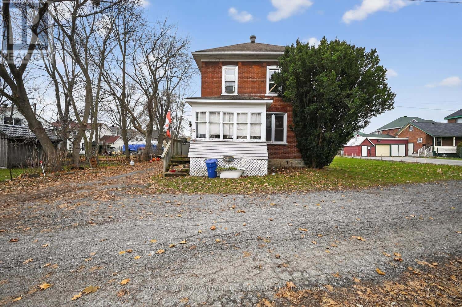 16 MARY STREET N — Smiths Falls, Ontario - Photo 2 of 36