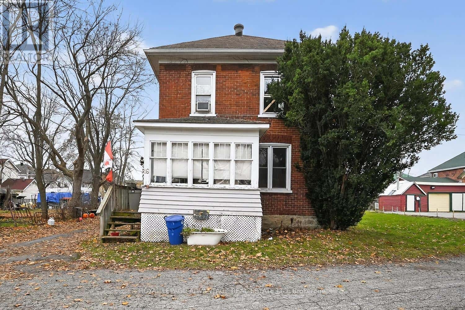 16 MARY STREET N — Smiths Falls, Ontario - Photo 4 of 36