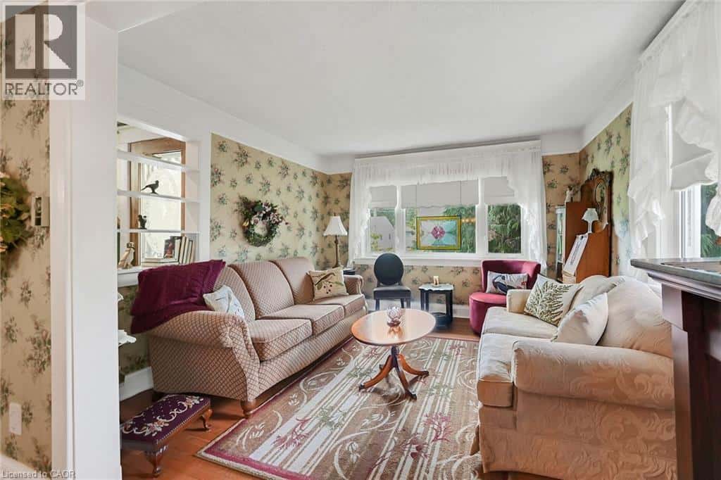 110 LIVINGSTON Avenue — Grimsby, Ontario - Photo 3 of 43