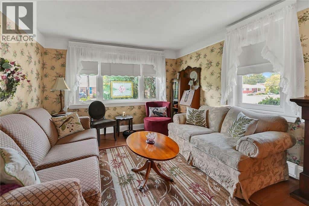 110 LIVINGSTON Avenue — Grimsby, Ontario - Photo 4 of 43