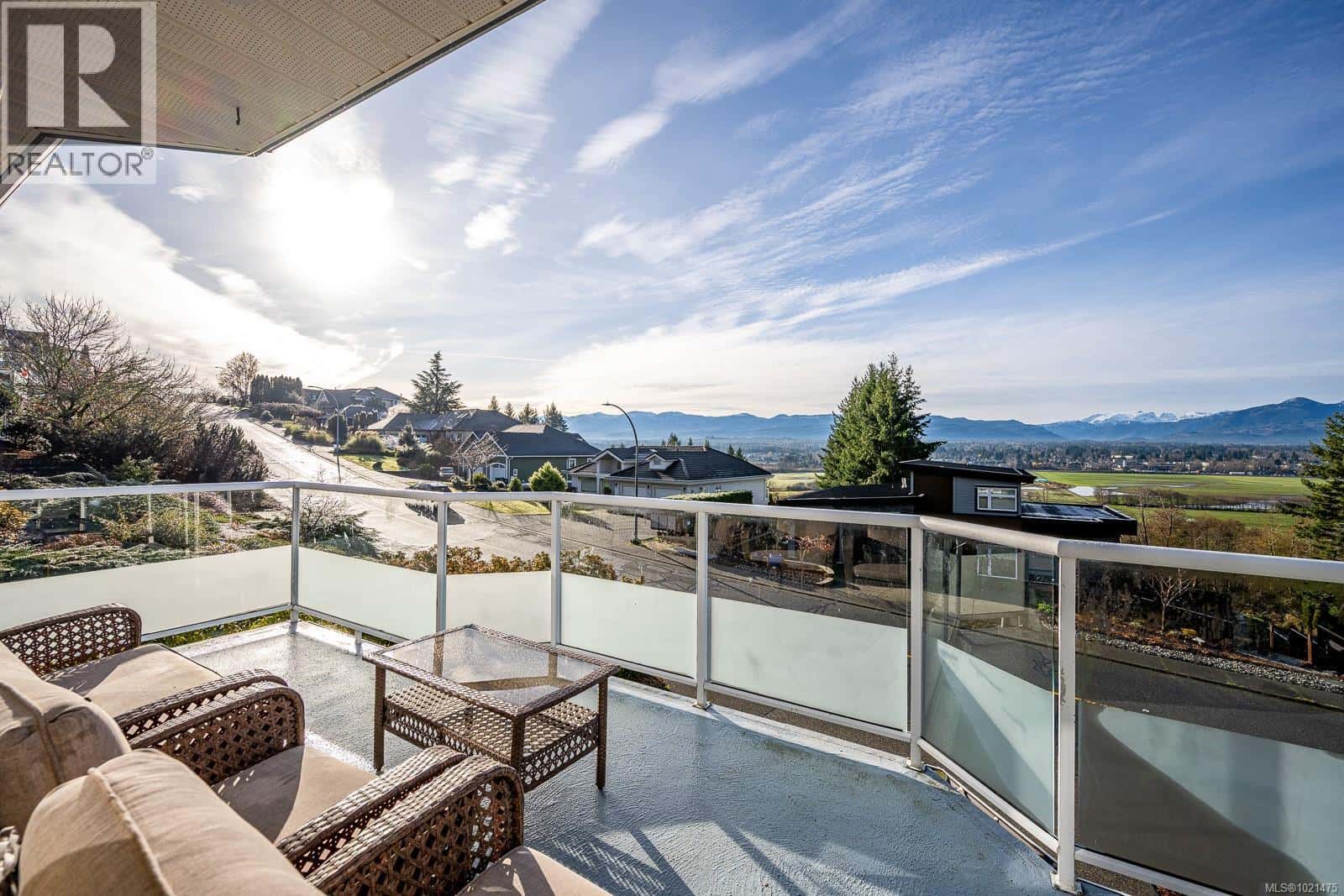 1418 Valley View Dr — Courtenay, British Columbia - Photo 5 of 50