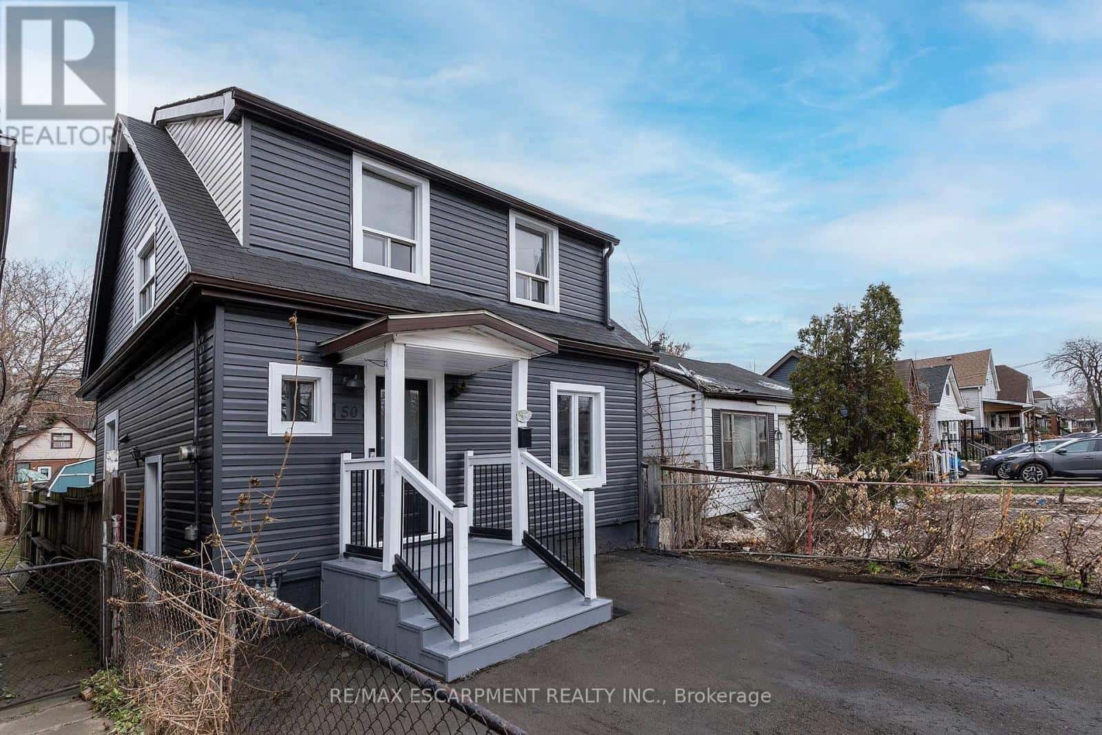 50 STAPLETON AVENUE — Hamilton (Crown Point), Ontario - Photo 2 of 26