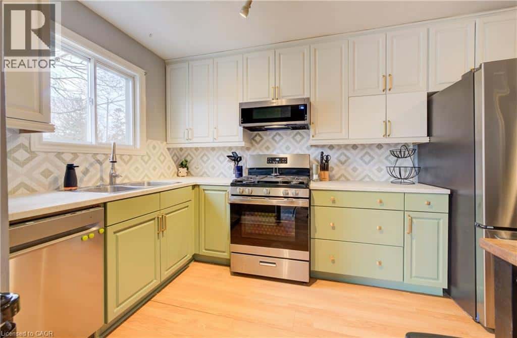 425 ST. PATRICK Street — Port Dover, Ontario - Photo 5 of 25