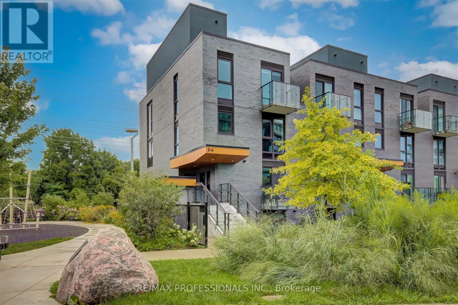 TH3 - 10 BRIN DRIVE — Toronto (Edenbridge-Humber Valley), Ontario - Photo 2 of 42