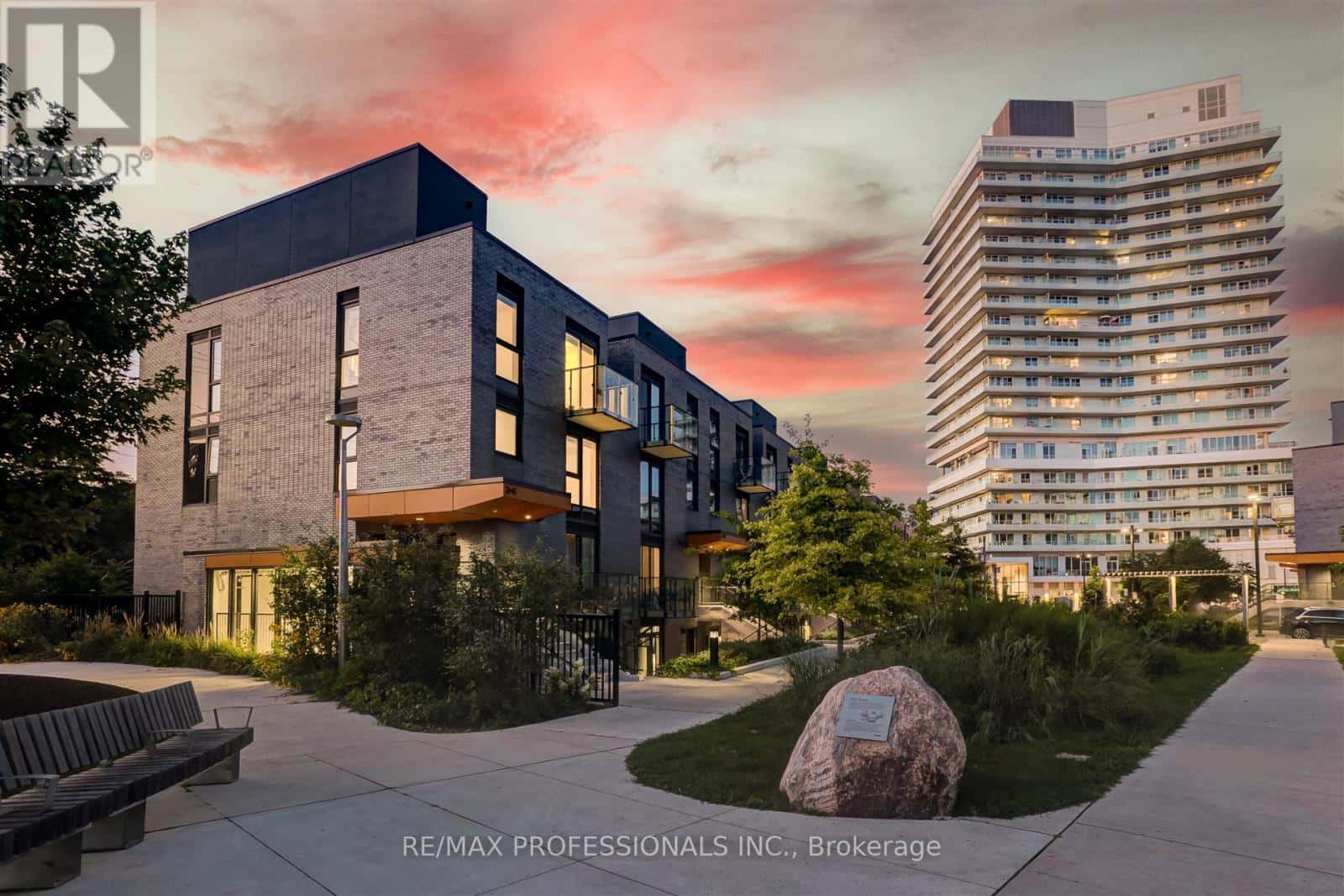 TH3 - 10 BRIN DRIVE — Toronto (Edenbridge-Humber Valley), Ontario - Photo 4 of 42