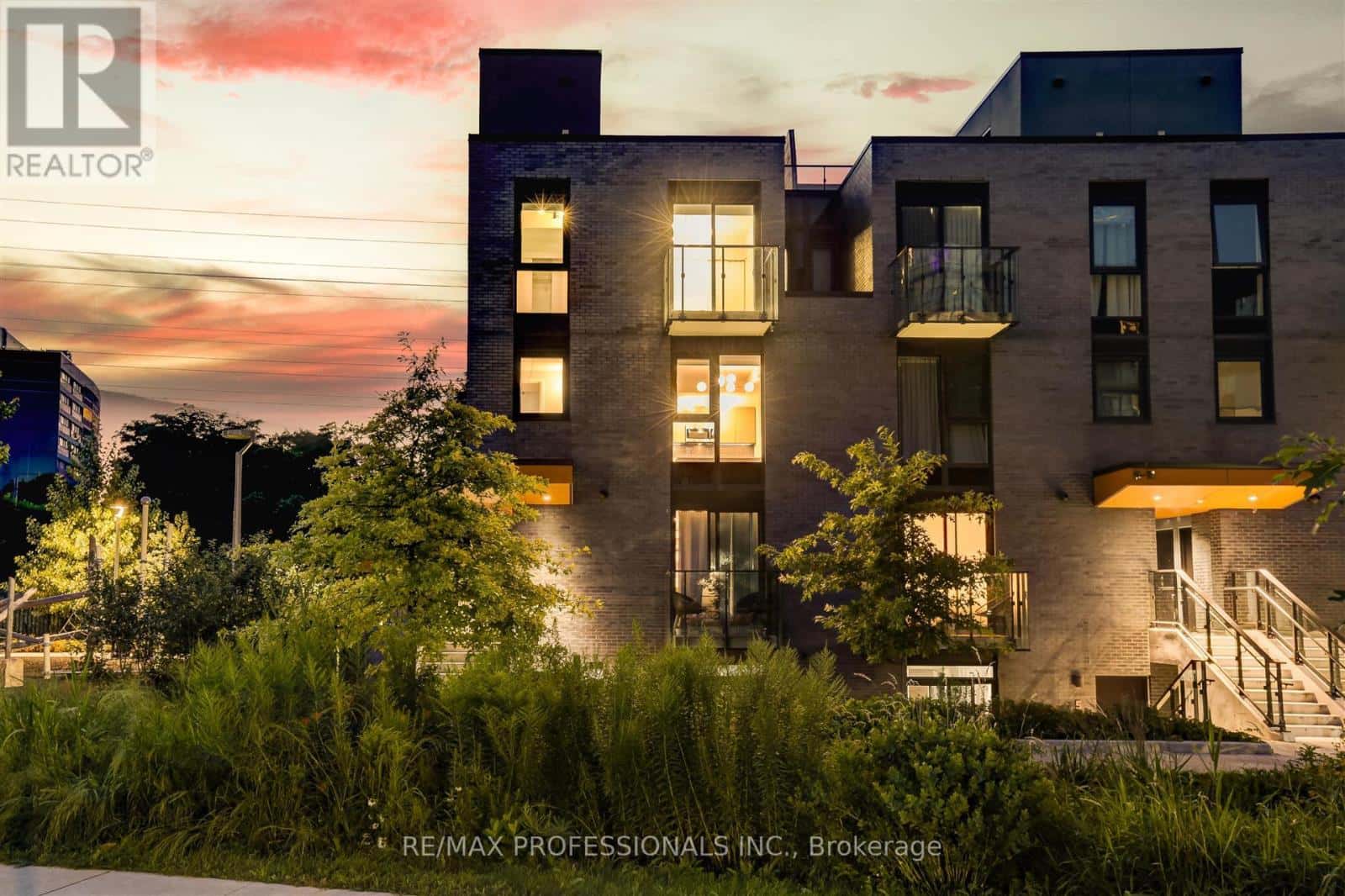 TH3 - 10 BRIN DRIVE — Toronto (Edenbridge-Humber Valley), Ontario - Photo 5 of 42