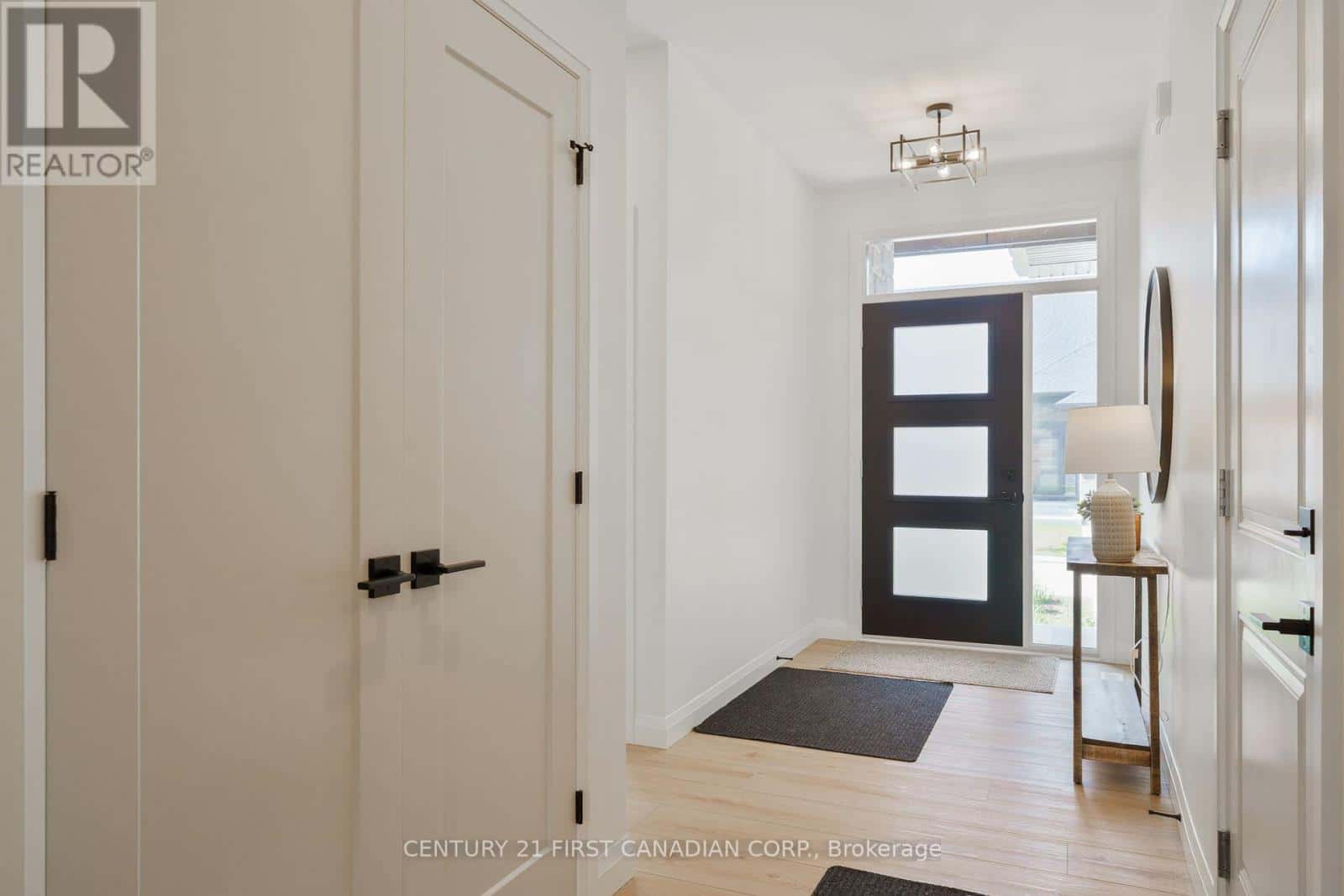 6 - 32 POSTMA STREET — North Middlesex (Ailsa Craig), Ontario - Photo 2 of 22