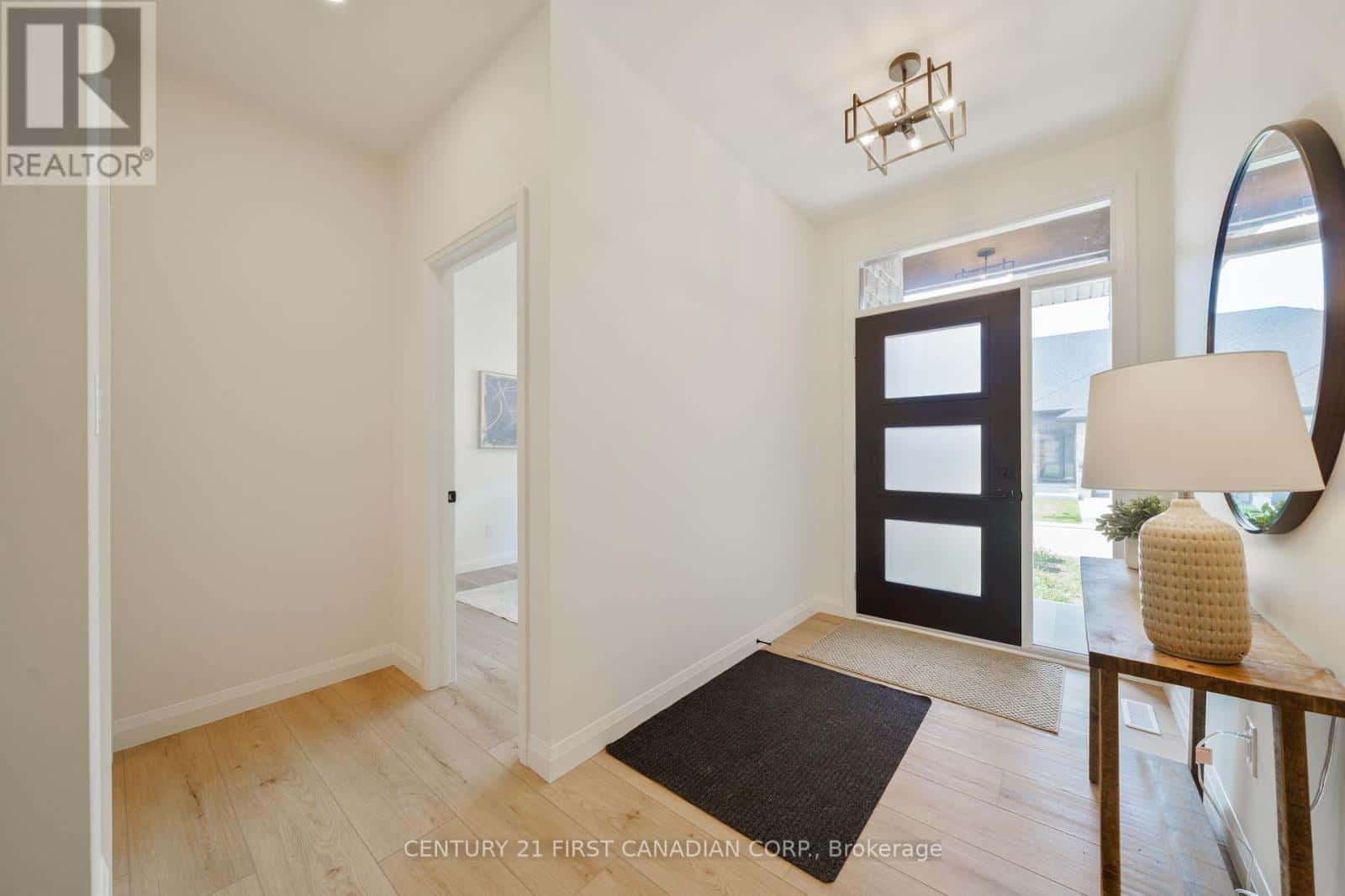 6 - 32 POSTMA STREET — North Middlesex (Ailsa Craig), Ontario - Photo 3 of 22