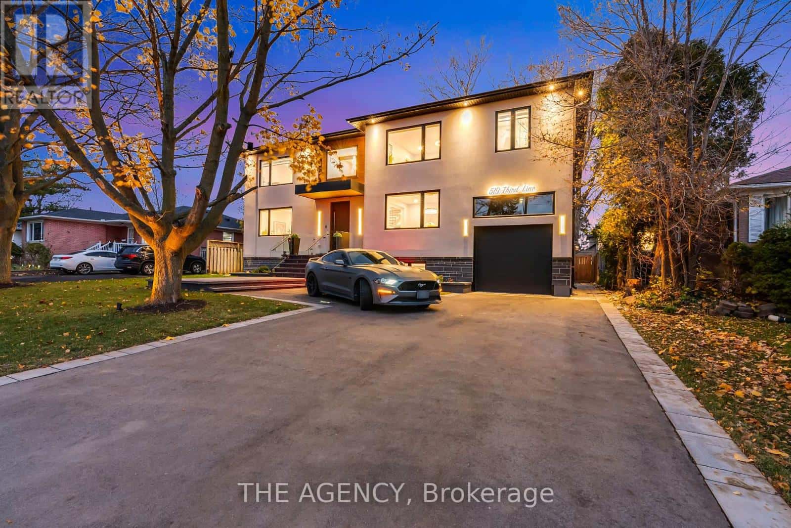 519 THIRD LINE — Oakville (WO West), Ontario - Photo 2 of 47