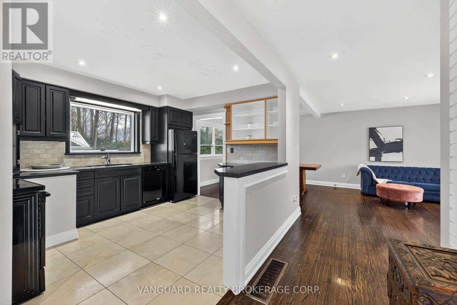 142 BEECHWOOD CRESCENT — Newmarket (Central Newmarket), Ontario - Photo 5 of 23