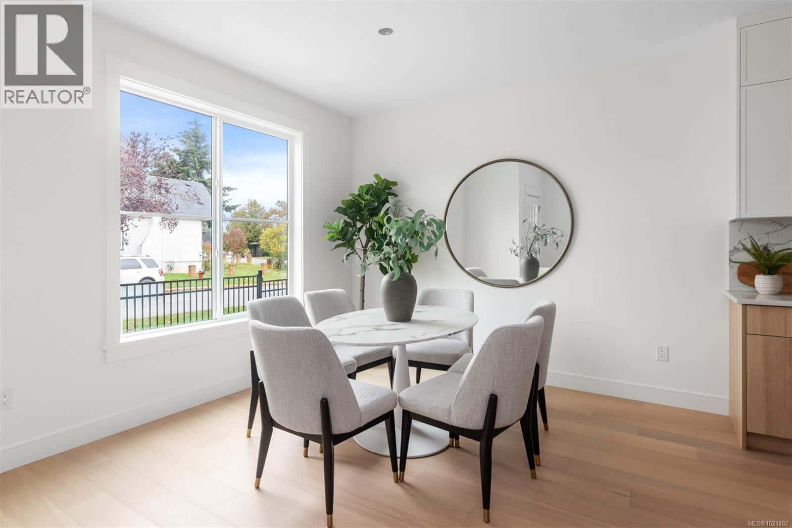 6 820 Dunsmuir Rd — Esquimalt, British Columbia - Photo 2 of 33